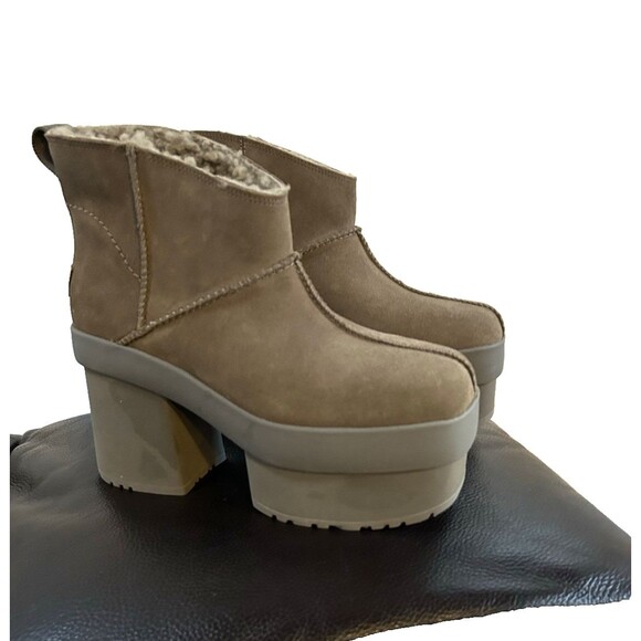 UGG NEW HEIGHTS PLATFORM MINI HICKORY SUEDE WOMEN'S BOOTS SIZE US 10 NEW - Picture 1 of 8